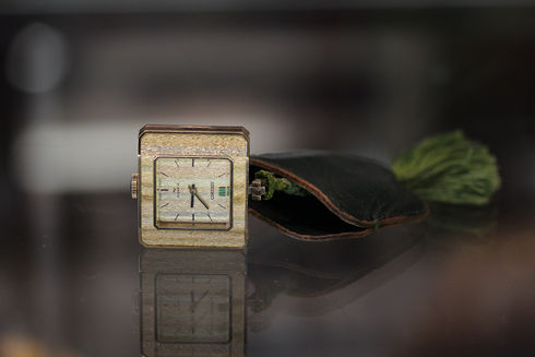 和装用に作られた懐中時計です。