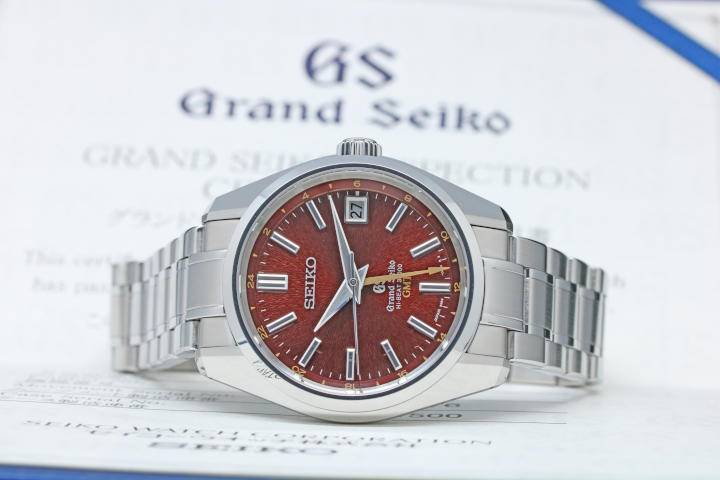 SBGJ021 GMT hand continues to indicate your home country time.