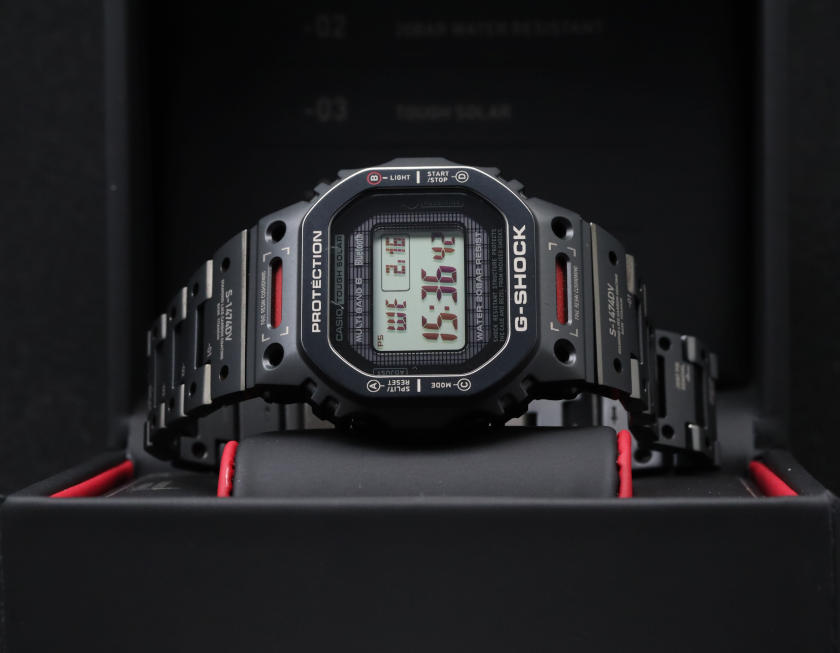 美品 カシオ 腕時計 G-SHOCK GMW-B5000TVR-1JR ガンダム